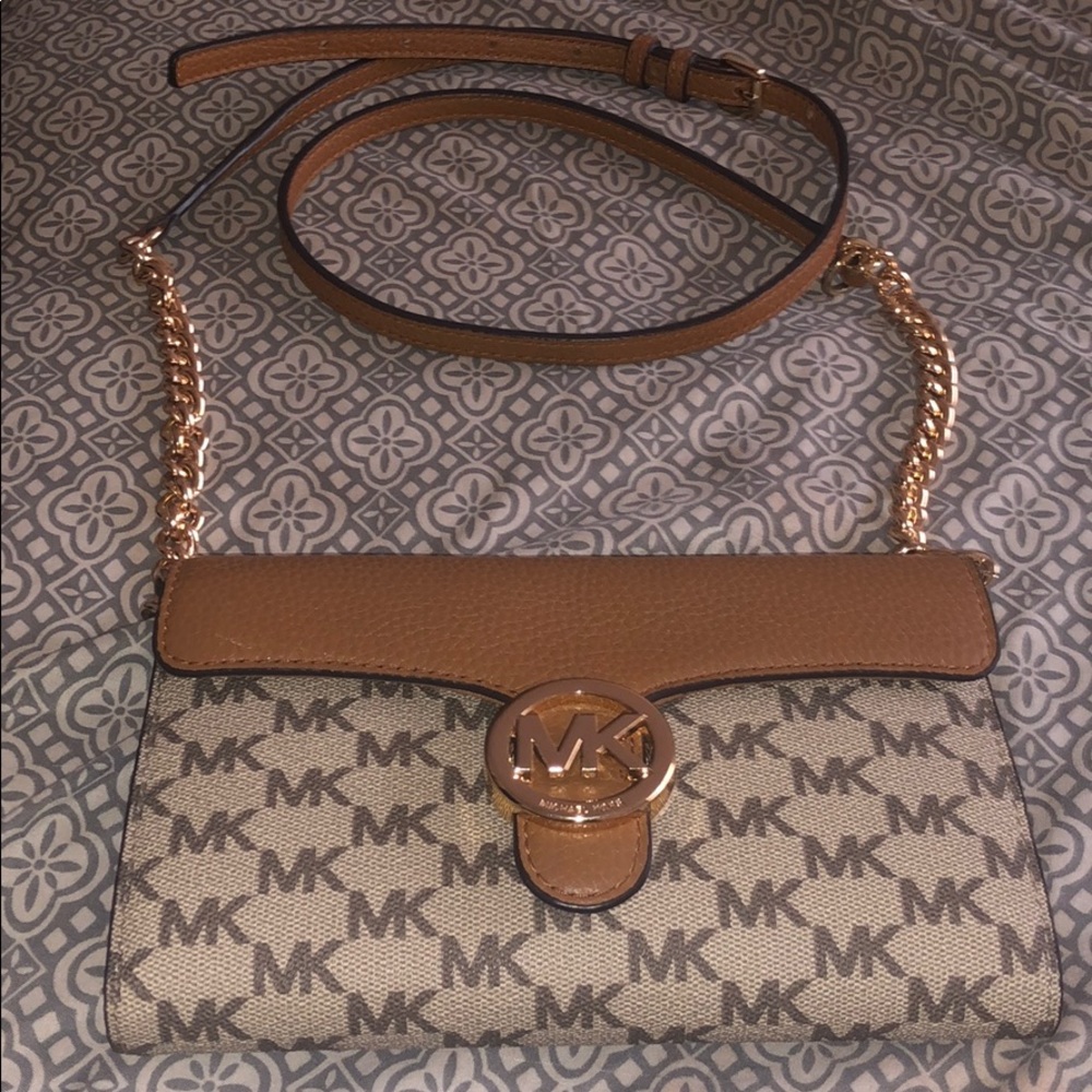 Gorgeous MK crossbody purse ❤️